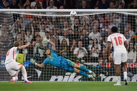 Harry Kane sút hỏng phạt đền, Anh thua ngược Tây Ban Nha