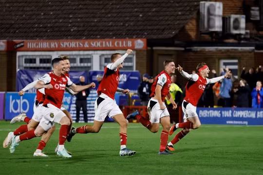 Arsenal thua sốc đội bóng hạng Tư