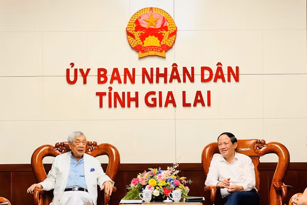 Chủ tịch UBND tỉnh Gia Lai Phạm Anh Tuấn tiếp và làm việc với Giáo sư Cổ Minh Đức.
