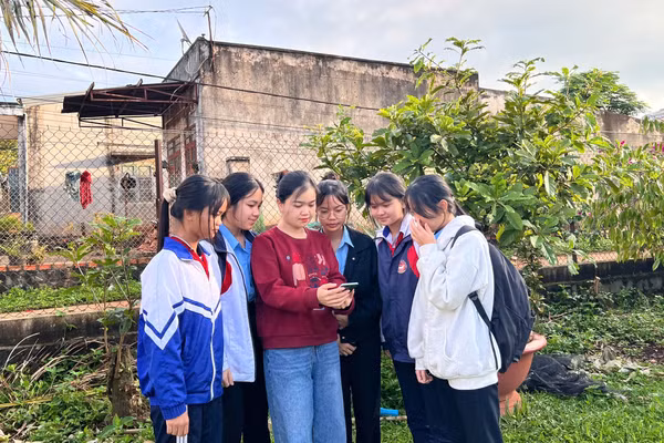 Chị Aya giới thiệu ứng dụng "Từ điển Kinh - Ba Na" đến học sinh người địa phương.