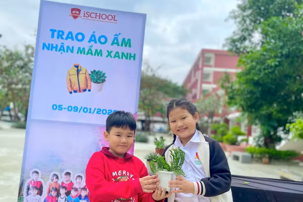 Học sinh Trường Hội nhập Quốc tế iSchool Quy Nhơn “Trao áo ấm – Nhận mầm xanh”.
