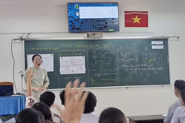 Giáo viên Trường THPT Chuyên Lê Quý Đôn duy trì dạy một số môn học bằng tiếng Anh.