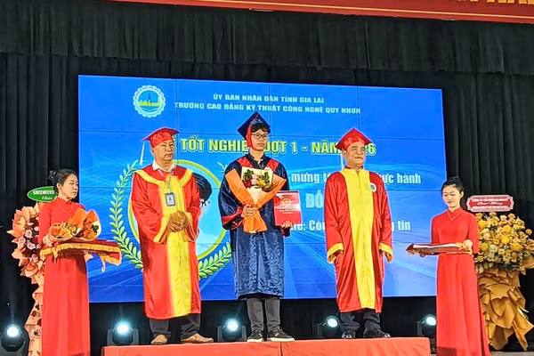 895 sinh viên Trường Cao đẳng Kỹ thuật Công nghệ Quy Nhơn nhận bằng tốt nghiệp.