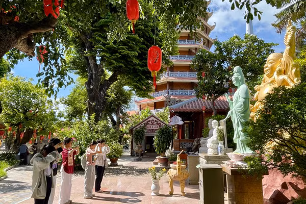 Nhiều sĩ tử đến Chùa Long Khánh cầu bình an, may mắn và có thêm động lực trước khi bước vào kỳ thi.