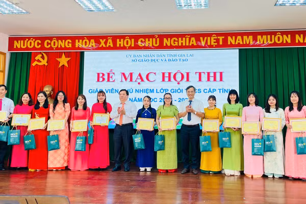 Giáo viên được công nhận danh hiệu giáo viên chủ nhiệm giỏi THCS cấp tỉnh.