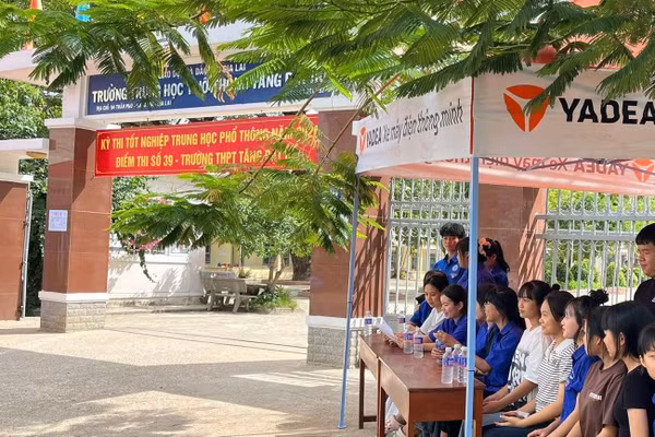 Các tình nguyện viên túc trực hỗ trợ tại Điểm thi Trường THPT Tăng Bạt Hổ.