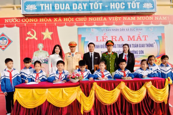 Học sinh Trường Tiểu học Trường Sơn ký giao ước thực hiện mô hình Công trường an toàn giao thông.