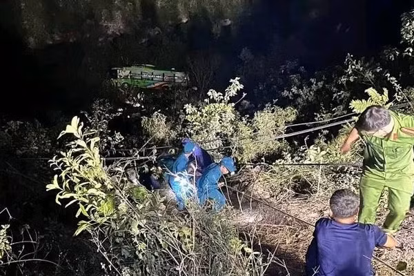 Hiện trường vụ tai nạn khiến 12 người thương vong.