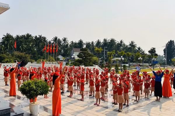 Trường Mầm non Tam Quan Bắc tổ chức cho trẻ tham quan, trải nghiệm tại Nhà lưu niệm Chi bộ Cửu Lợi.