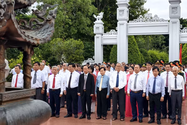Các đại biểu dâng hương tưởng niệm vị anh hùng dân tộc Quang Trung - Nguyễn Huệ.