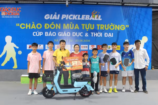 BTC và nhà tài trợ tặng xe đạp cho học sinh có hoàn cảnh khó khăn tại lễ khai mạc.