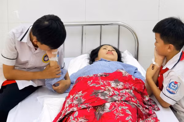 Trên giường bệnh, cô Huệ nghẹn ngào căn dặn những đứa con cố gắng mạnh mẽ, chăm ngoan.