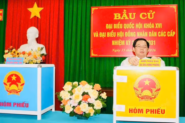 Phó Thủ tướng Hồ Quốc Dũng bỏ phiếu bầu cử ở Gia Lai.