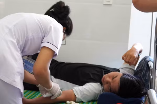 Bệnh nhân được thăm khám, điều trị nghi ngộ độc thực phẩm.