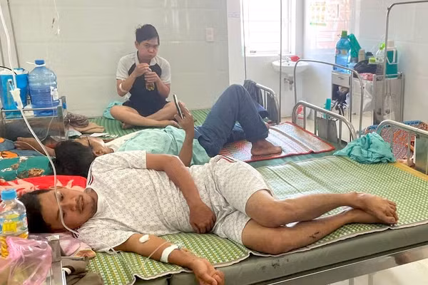 Các bệnh nhân điều trị tại bệnh viện nghi ngộ độc sau khi ăn bánh mì.