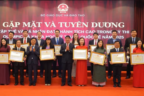 Ông Huỳnh Lê Minh, Hiệu trưởng Trường THPT chuyên Lê Quý Đôn (hàng đầu, thứ 2 từ phải sang) nhận Bằng khen từ Bộ GD&ĐT.
