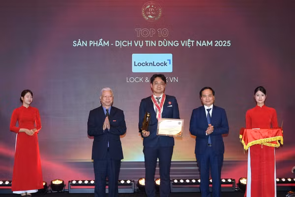 Ông Song SungHo, Tổng Giám đốc Công ty TNHH Lock&Lock Hà Nội nhận thương hiệu Tin Dùng 2025.