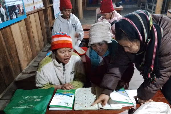 Giáo viên Trường Phổ thông Dân tộc Bán trú cấp 1, 2 Măng Bút 2 hướng dẫn người dân đọc, viết.