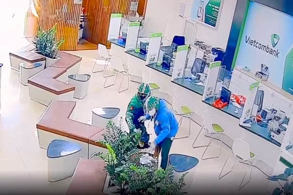 Tài và Ân dùng súng đe dọa cướp ngân hàng tại Gia Lai.