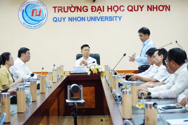 Ông Đoàn Đức Tùng, Hiệu trưởng Trường Đại học Quy Nhơn báo cáo với Thứ trưởng Lê Quân.