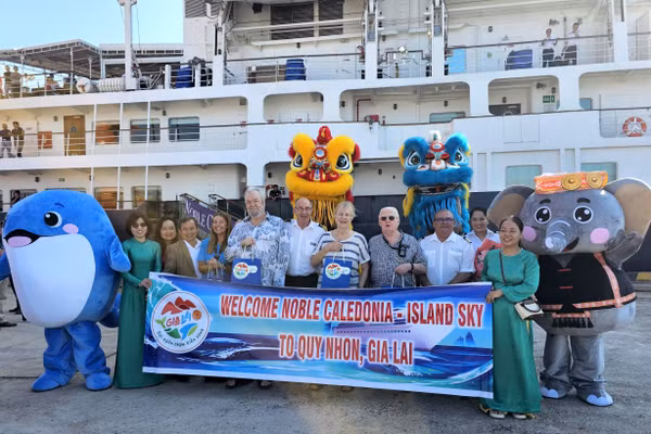 Tàu du lịch Noble Caledonia - Island Sky cập Cảng Quy Nhơn.