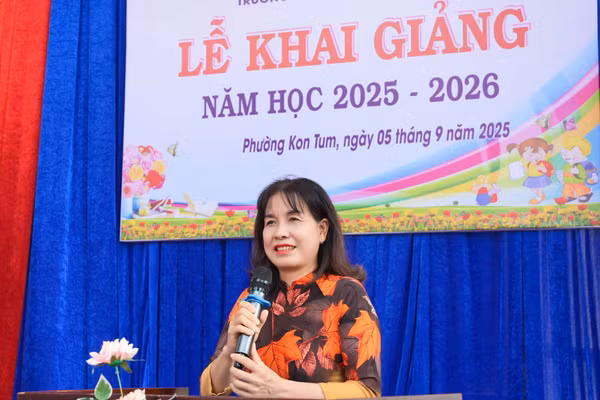 Bà Muộn Thị Lan Hương, Hiệu trưởng Trường Tiểu học Mạc Đĩnh Chi.