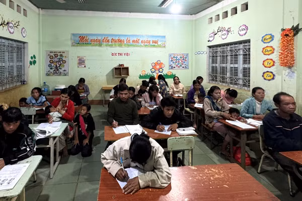 Lớp học xóa mù chữ của cô Y Diệu Hiến.