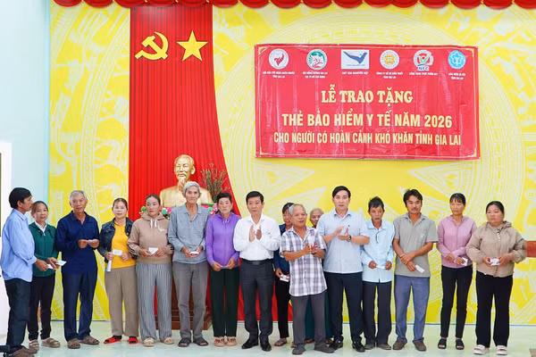 BHXH tỉnh Gia Lai trao tặng thẻ BHYT cho người dân có hoàn cảnh khó khăn.