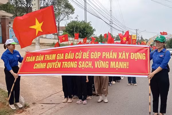 Tuổi trẻ phường Hoài Nhơn Nam tuyên truyền về ngày bầu cử.