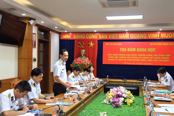 Chuẩn Đô đốc Nguyễn Hữu Thoan phát biểu trong buổi tọa đàm tại Bộ Tư lệnh Vùng Cảnh sát biển 1. Ảnh: Hữu Cần.