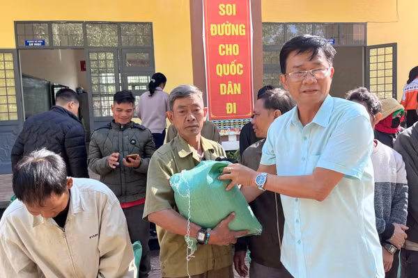 Ông Ngô Đình Hiền, Hiệu trưởng nhà trường trao quà Tết cho các hộ gia đình khó khăn.