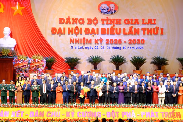 Ông Nguyễn Trọng Nghĩa, Trưởng Ban Tuyên giáo và Dân vận Trung ương trao quyết định cho tân Bí thư Tỉnh ủy Gia Lai Thái Đại Ngọc và nguyên Bí thư Hồ Quốc Dũng.