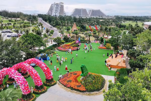 Lễ hội Ngàn hoa với chủ đề “Ngàn hoa về phố biển” thu hút gần 10.000 lượt khách tham quan.