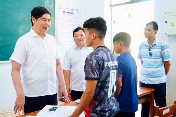 Phó Chủ tịch UBND tỉnh Gia Lai Lâm Hải Giang thăm hỏi, động viên học sinh trước kỳ thi.