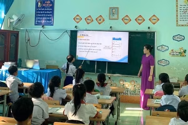 Qua việc tích hợp kiến thức số vào các bài học, nhà trường từng bước hình thành kỹ năng, trách nhiệm của công dân số cho học sinh. Ảnh: Lê Phi Oanh.