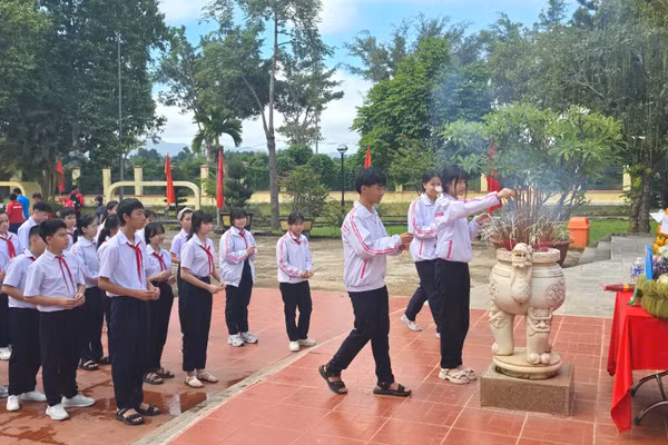 Học sinh Trường THCS THSP Lý Tự Trọng dâng hương tưởng nhớ những người đã hy sinh, bảo vệ Tổ quốc.