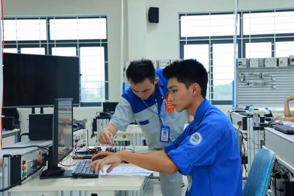 Sinh viên được học nghề với trang thiết bị hiện đại.
