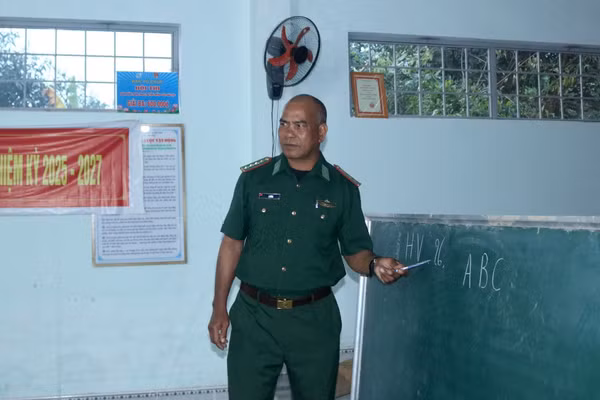 Người thầy quân hàm xanh A Bừng mang con chữ đến người dân vùng biên.