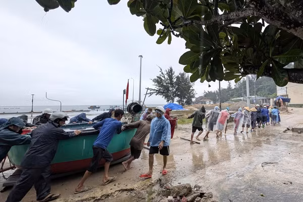 Lực lượng chức năng cùng người dân di dời tàu thuyền đến nơi an toàn.