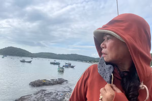 Người nuôi tôm hùm lo lắng trước khi bão Kalmaegi đổ bộ.
