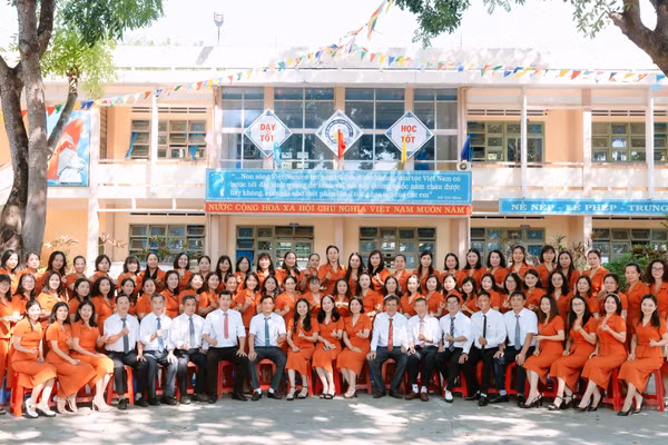 Tập thể cán bộ, giáo viên Trường THCS Nguyễn Sinh Sắc.