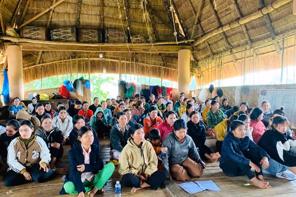Phụ nữ xã Ngọk Réo được tuyên truyền về bình đẳng giới và hỗ trợ phát triển kinh tế.