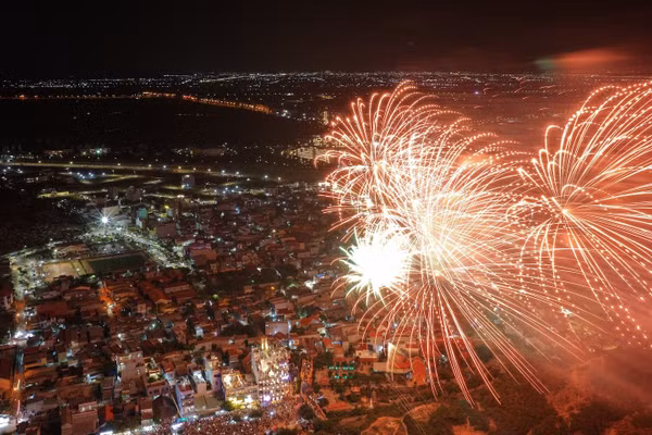 Pháo hoa trên vùng trời Eo Gió.