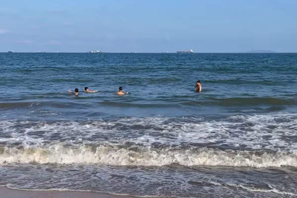 Những ngày qua, biển ở Quy Nhơn sóng mạnh, nhưng vẫn có nhiều người dân, du khách tắm.