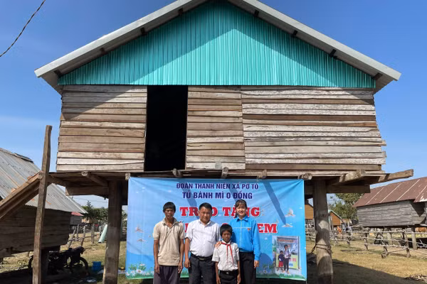 Quỹ "Tủ bánh mì 0 đồng" tặng nhà nhân ái cho học sinh khó khăn.