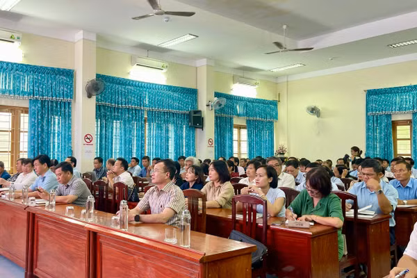Thầy cô tham gia tập huấn nghiệp vụ kiểm tra trong Kỳ thi tuyển sinh lớp 10 tại Gia Lai.