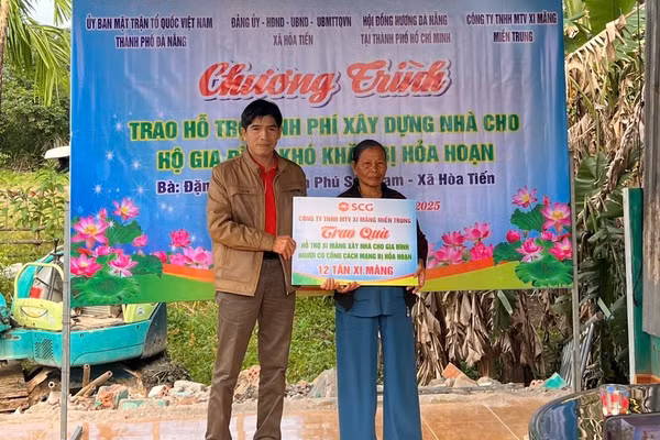Công ty TNHH MTV Xi măng Miền Trung hỗ trợ xi măng cho gia cảnh vừa bị hỏa hoạn
