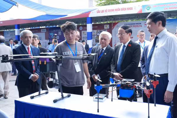 Các đại biểu tham quan gian hàng trong hội nghị.
