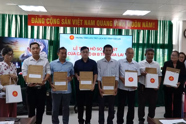 Kỷ vật của 10 cán bộ đi B có nguyên quán tại Bình Định trước đây được trao trả lại cho người thân.