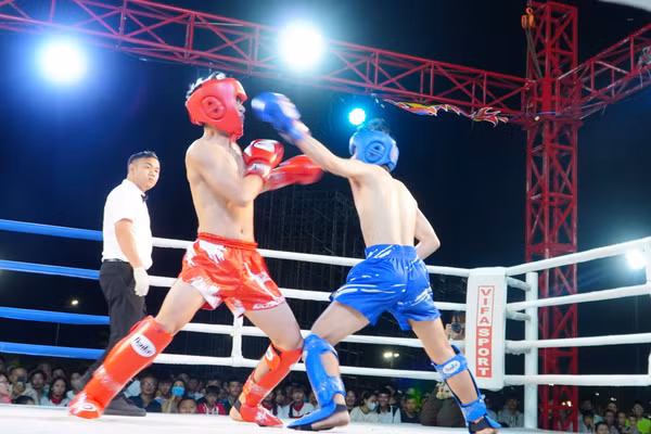 Các vận động viên tranh tài.